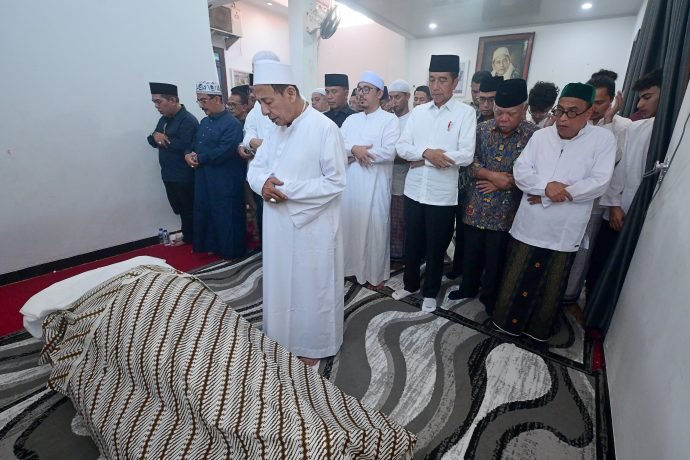 Presiden Joko Widodo bertakziah