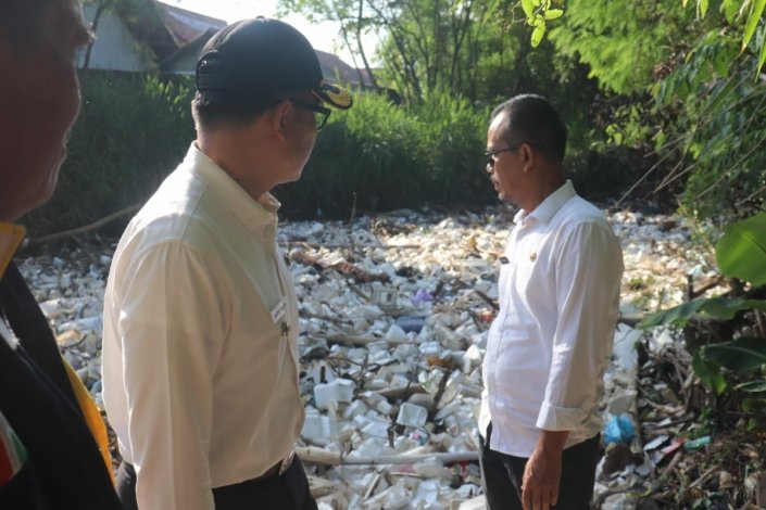 Respon Pemkab Cirebon Terkait Sampah Memadati Aliran Sungai