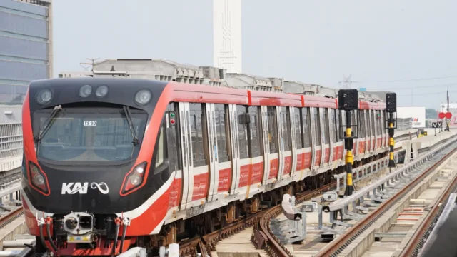 Caption :Pelantikan Presiden Dan Wakil Presiden Terpilih, Prabowo Subianto Dan Gibran Rakabuming Raka : Tarif LRT Jabodebek Rp. 1