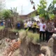 Caption : Pemkab Cirebon Perkuat Upaya Pencegahan Banjir dengan Kolam Retensi dan Normalisasi Sungai. Pj Bupati Cirebon dan berbagi unsur meninjau lokasi normalisasi sungai di wilayah bagian timur Kabupaten Cirebon. (Dok.way divipromedia.com)