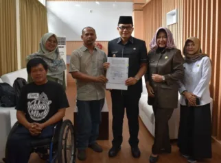 Caption : Pj Bupati Cirebon, H. Wahyu Mijaya di dampingi Kepala Dinas Sosial Kabupaten Cirebon, Indra Firtirani dan Forum Komunikasi Disabilitas Cirebon (FKDC) peluncuran program Desa Rama Disabilitas di beberapa wilayah Kabupaten Cirebon. (Dok.way divipromedia.com)